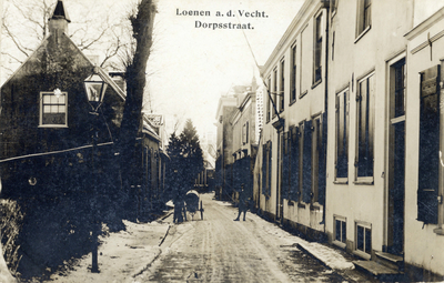 11491 Gezicht in de Dorpsstraat met bebouwing in de sneeuw te Loenen uit het zuiden.